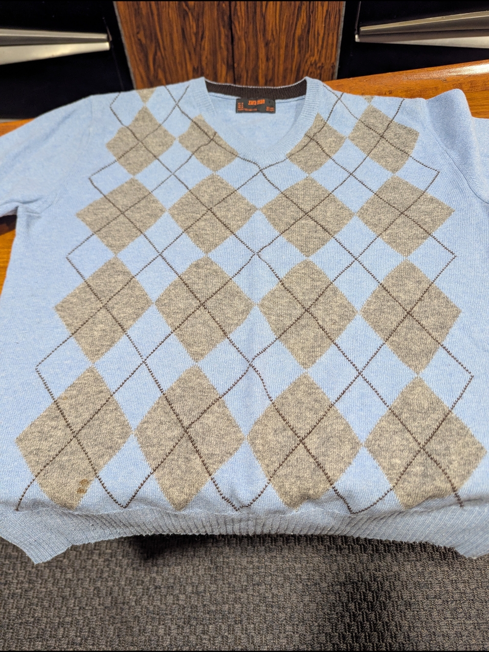 Zara Men's Light Blue and Gray Argyle V-Neck Sweater